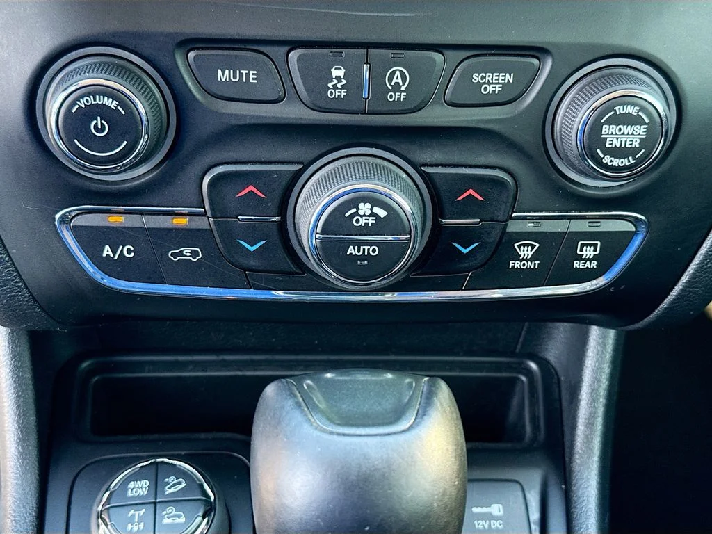 Used 2019 Bright White Clearcoat Jeep Trailhawk image 33