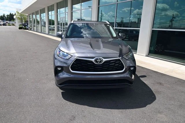 Used 2022 Gray Toyota XLE image 4