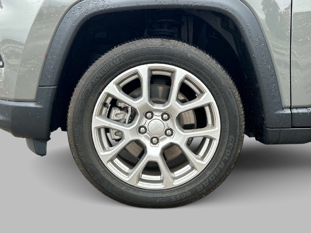 Used 2023 Gray Jeep Latitude Lux image 10