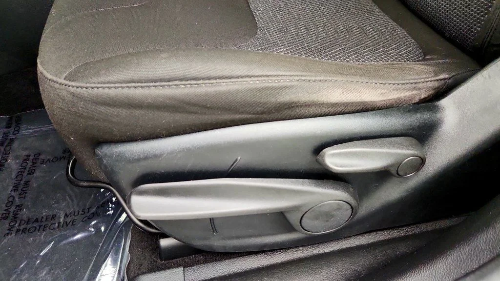 Used 2019 Bright White Clearcoat Jeep Latitude FWD image 11