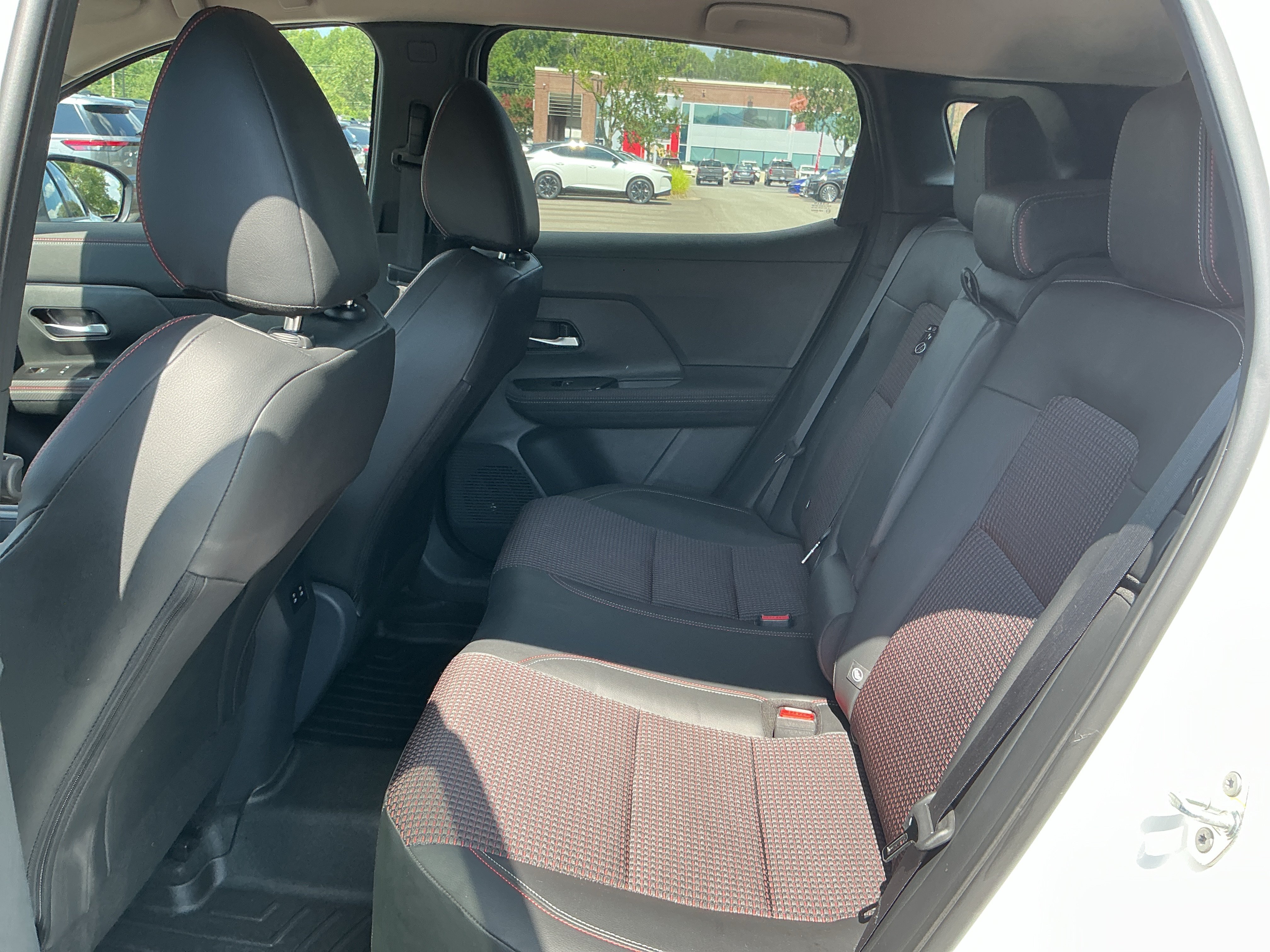Used 2025 Aspen White Tricoat Nissan SR image 22