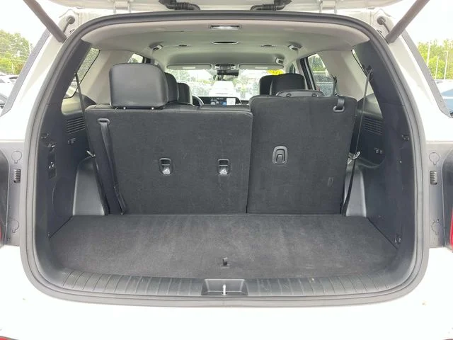 Used 2025 White Hyundai SEL image 17