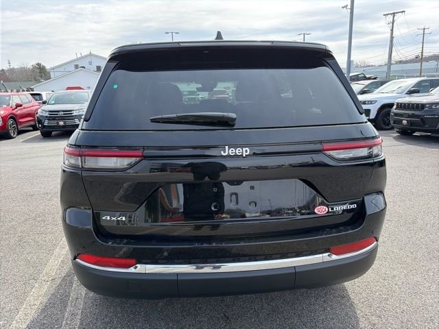 New 2026 Diamond Black Crystal Pearl-Coat Exterior Paint Jeep Laredo X image 4