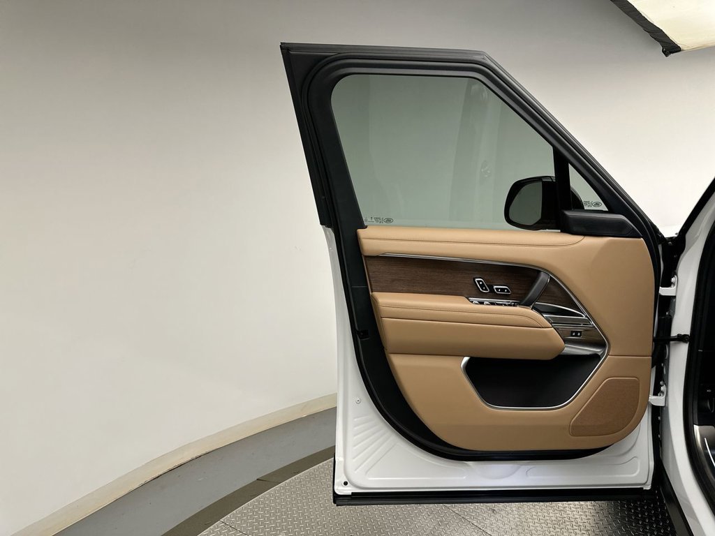 New 2027 Fuji White Land Rover SE image 9