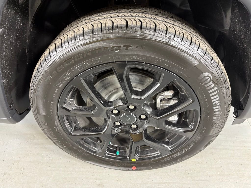 New 2026 Diamond Black Crystal Pearl-Coat Exterior Paint Jeep Latitude image 11