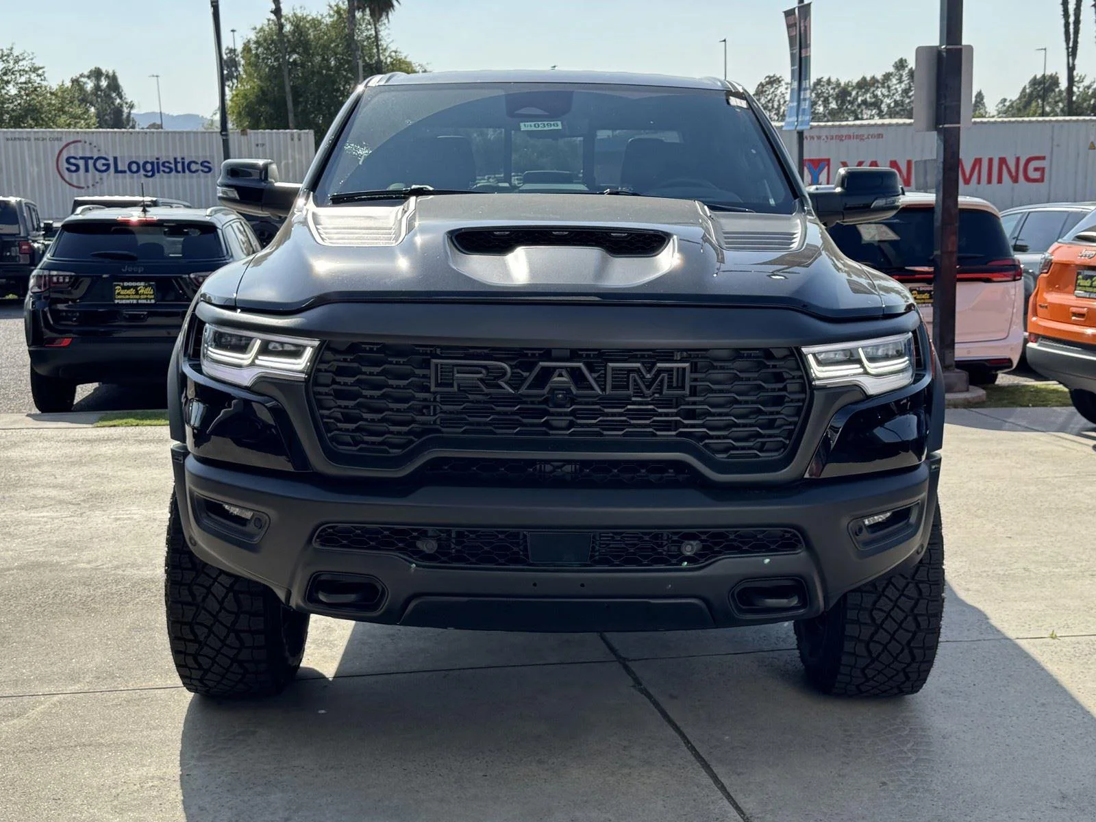 New 2026 Diamond Black Crystal Pearl-Coat Exterior Paint RAM RHO image 2