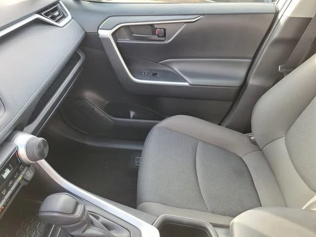 2024 Toyota RAV4 LE - Photo 31
