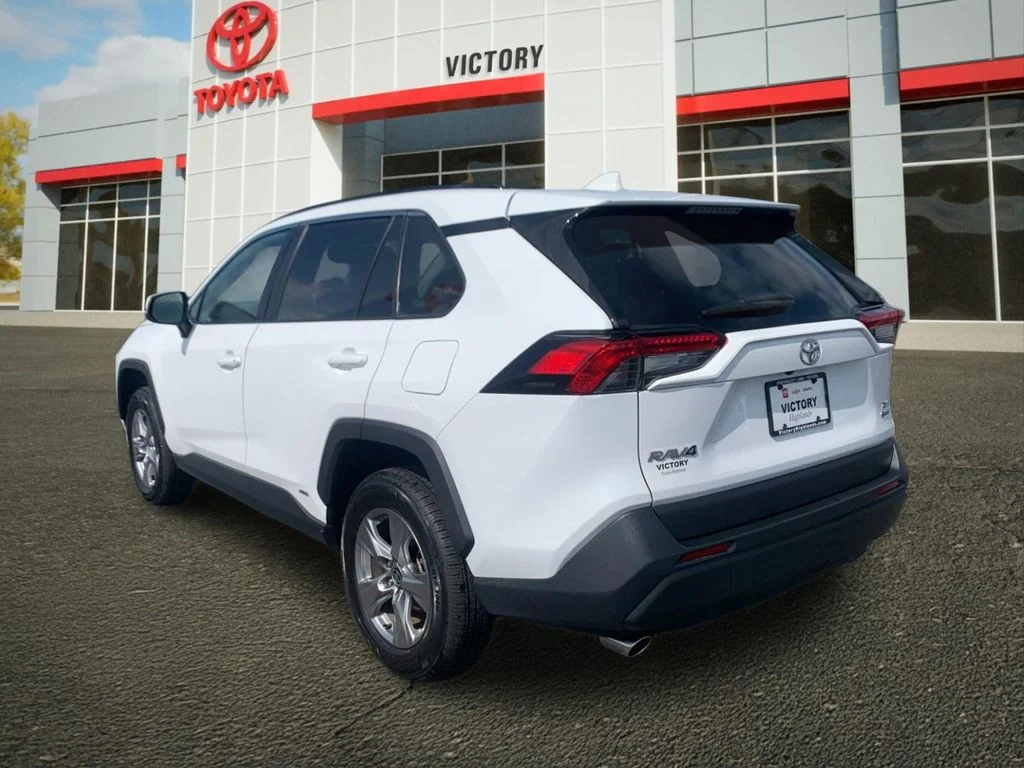 Used 2025 White Toyota XLE image 5