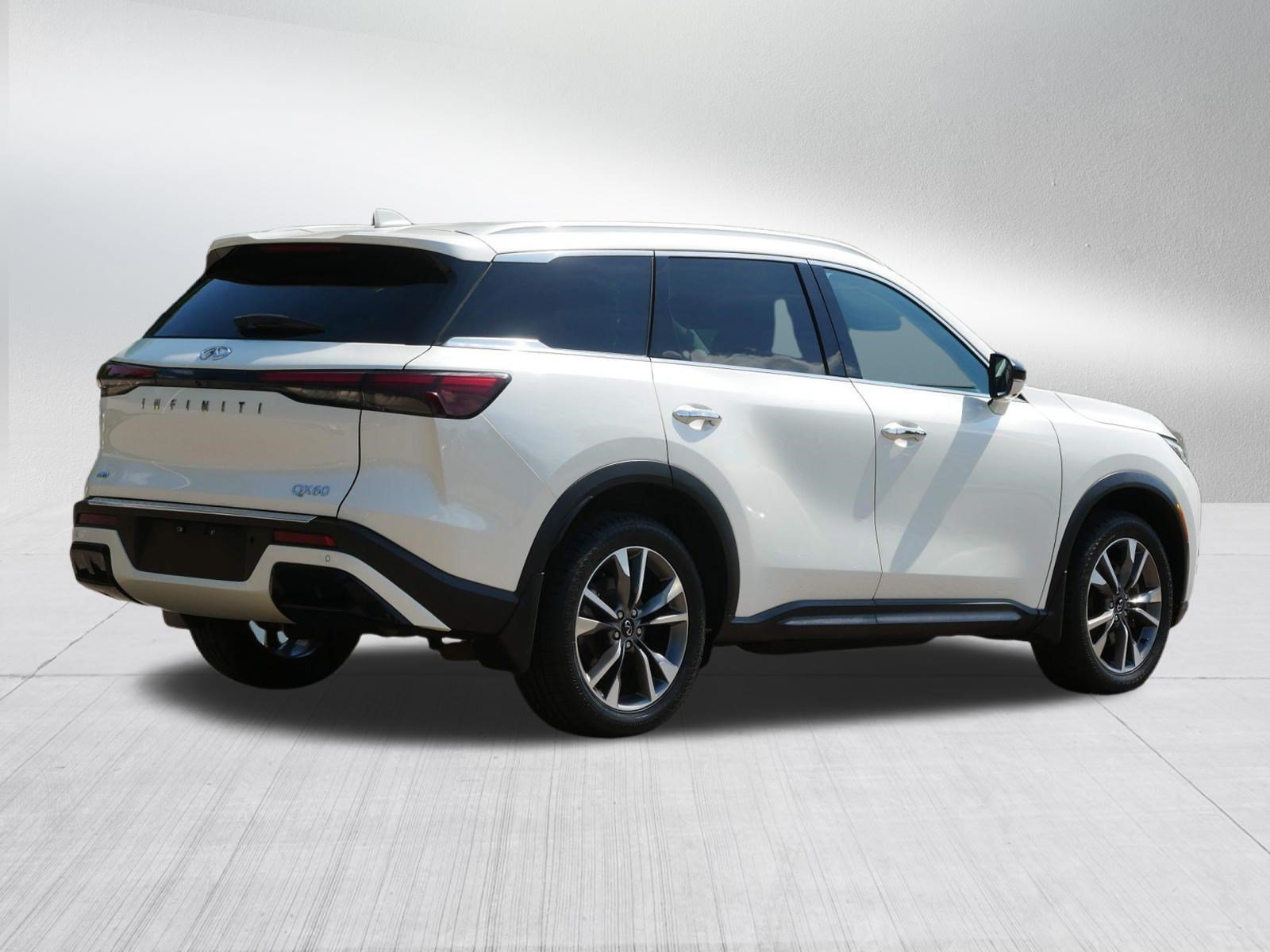 Used 2023 Majestic White INFINITI LUXE image 7