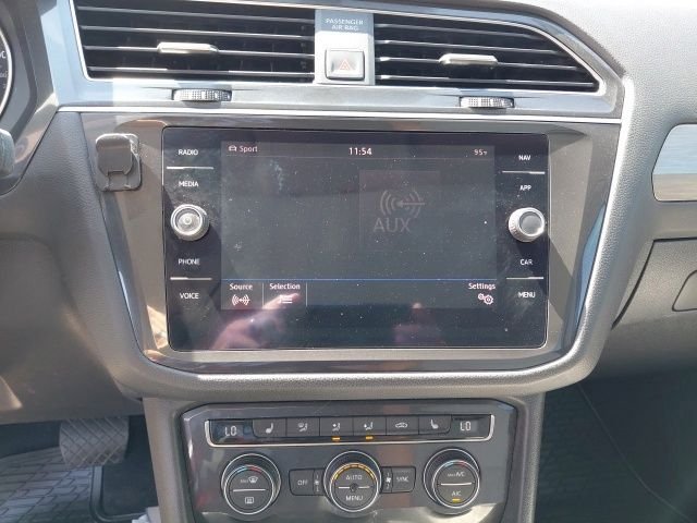 Used 2018 Cardinal Red Metallic Volkswagen 2.0T SEL image 18