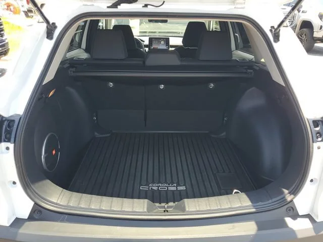 Used 2022 Wind Chill Pearl Toyota LE image 29