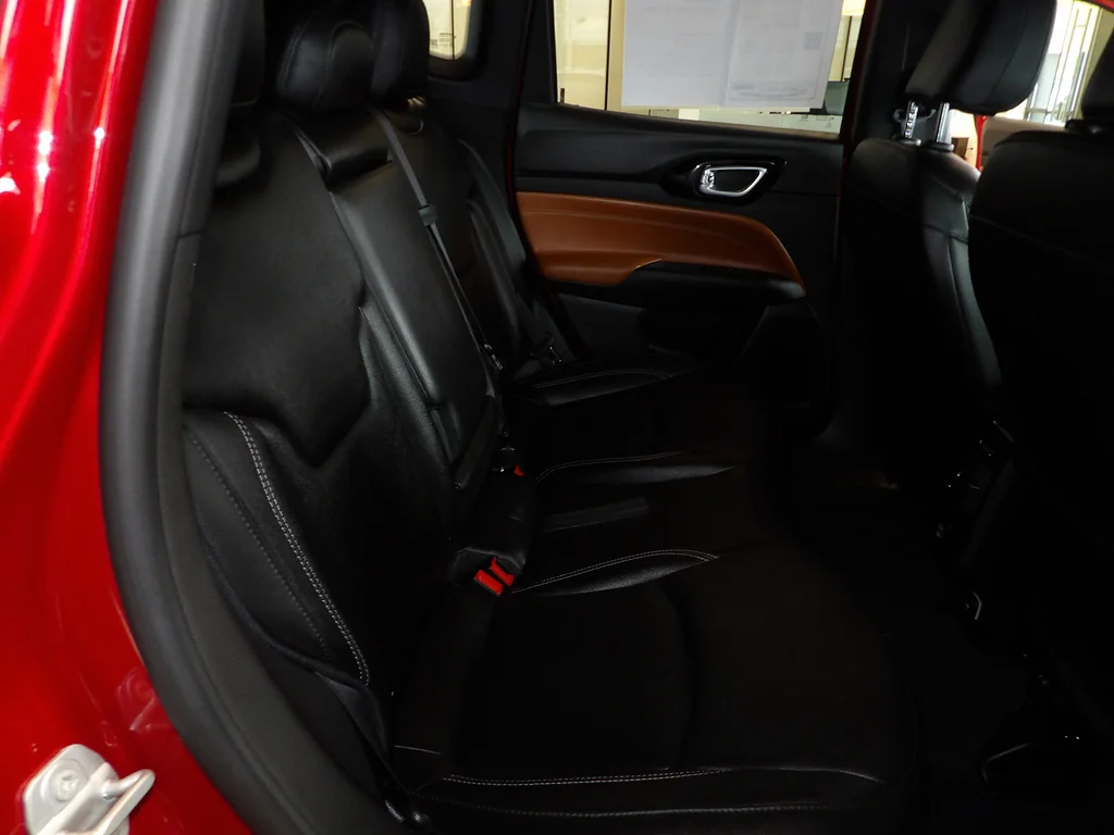 Used 2025 Red Hot Pearl Coat Jeep Limited image 17