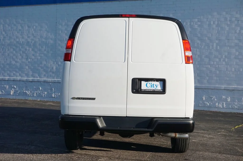 New 2026 Summit White Chevrolet WT image 6