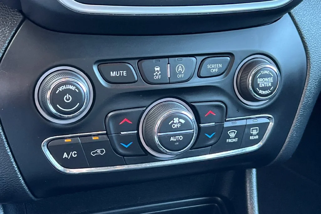 Used 2022 White Jeep Latitude Lux image 23