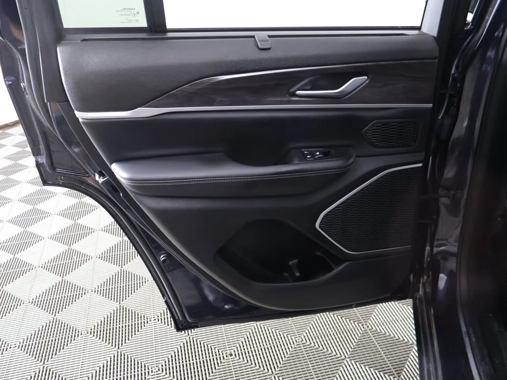 Used 2022 Midnight Jeep 4xe image 31