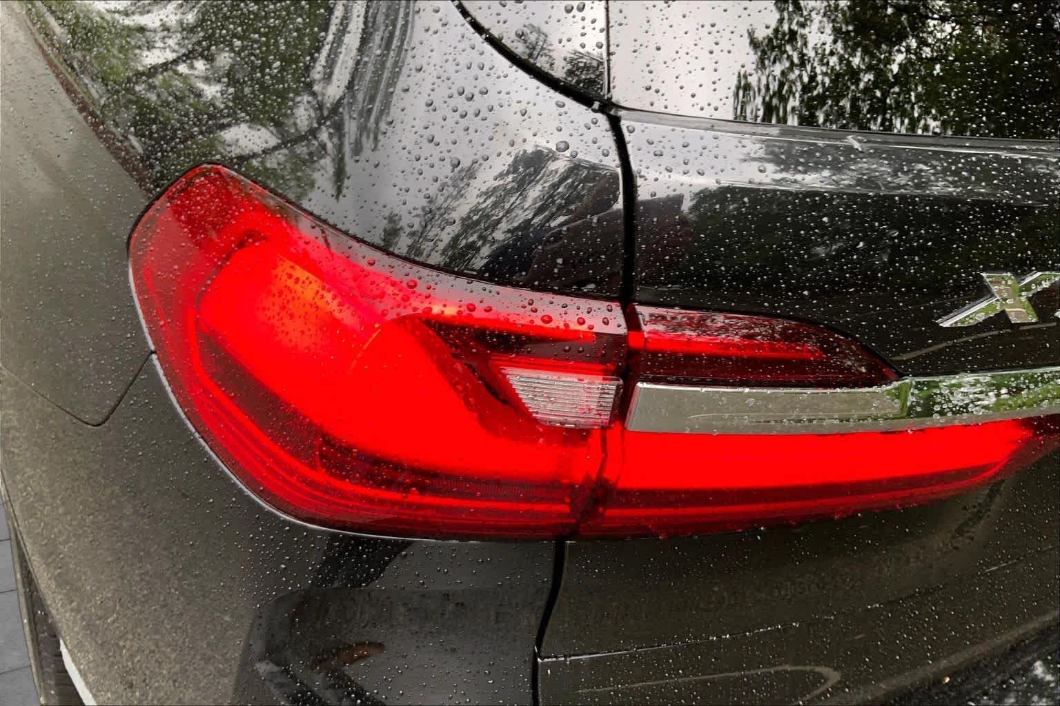 Used 2019 Black Sapphire Metallic BMW xDrive50i image 27
