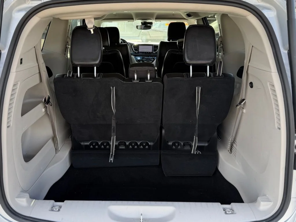 Used 2024 Silver Chrysler Touring L image 5
