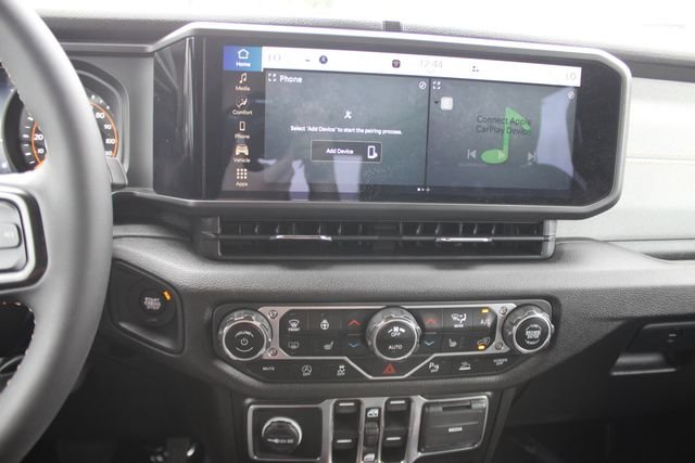 Used 2024 White Jeep Sport S image 4