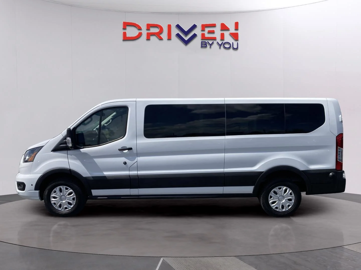 Used 2024 Oxford White Ford 350 XLT image 3