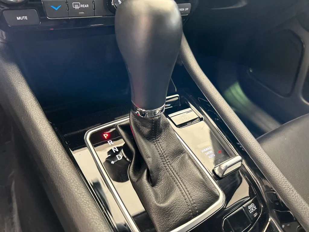 Used 2023 White Jeep Altitude image 8