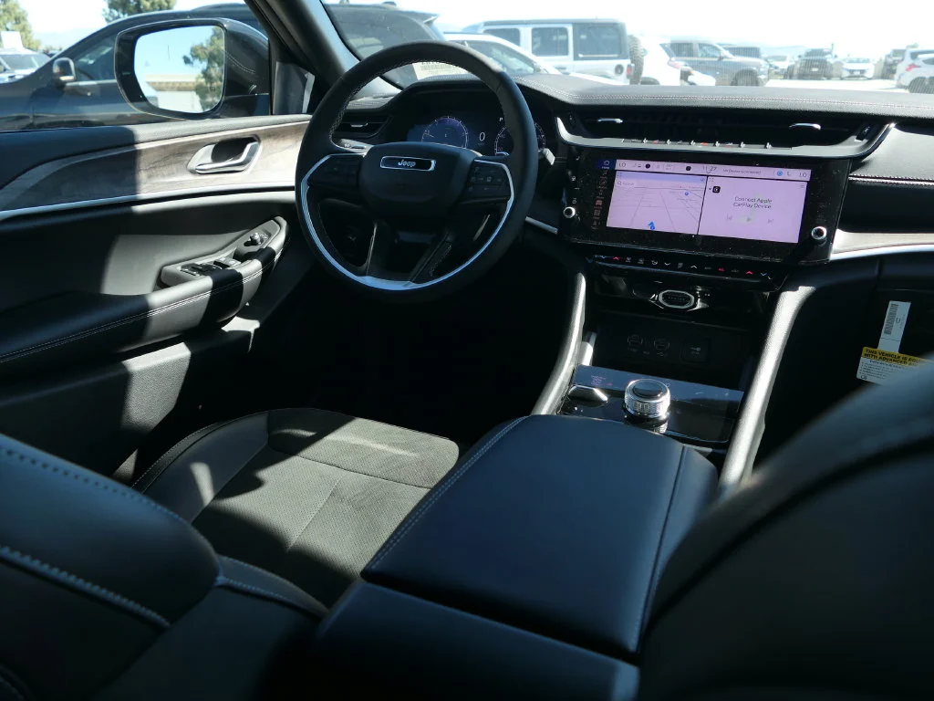 New 2027 White Jeep Laredo Altitude image 19