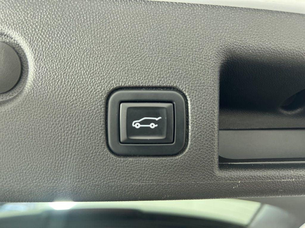 Used 2022 Summit White Chevrolet RS image 21