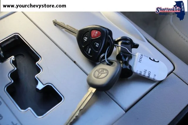Used 2009 Silver Toyota LE image 32