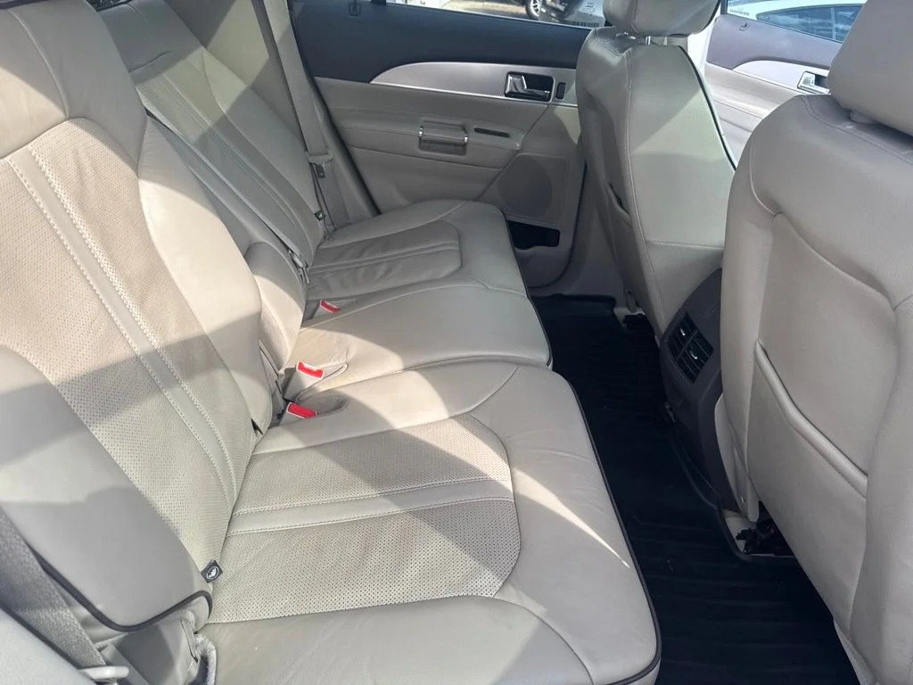 Used 2015 White Lincoln Base image 41