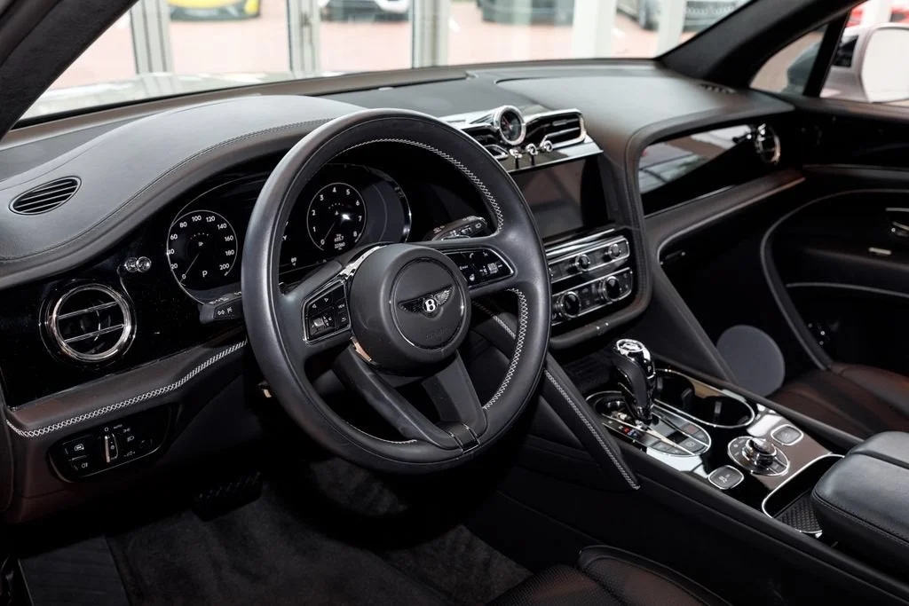 Used 2023 White Bentley V8 image 34