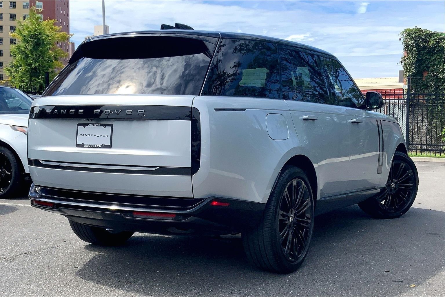 Certified Used 2025 Hakuba Silver Metallic Land Rover SE image 12