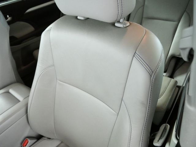 Used 2015 Gray Toyota XLE V6 image 16