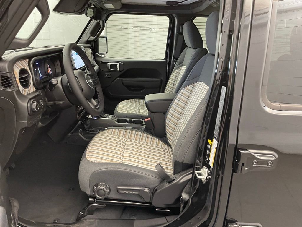 New 2026 Black Clear-Coat Exterior Paint Jeep 85th Anniversary Edition image 15