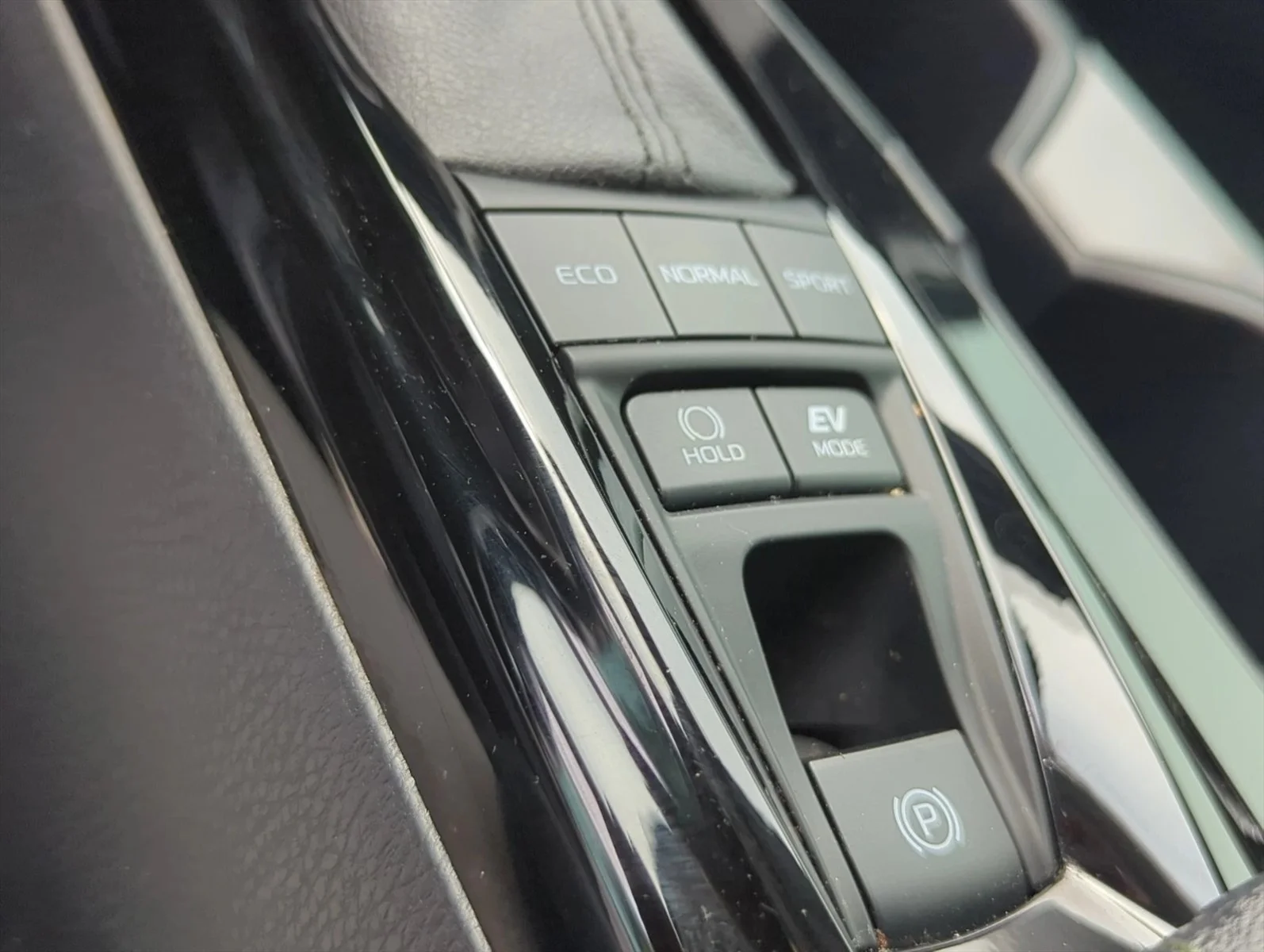 Used 2025 Wind Chill Pearl Toyota XLE image 22