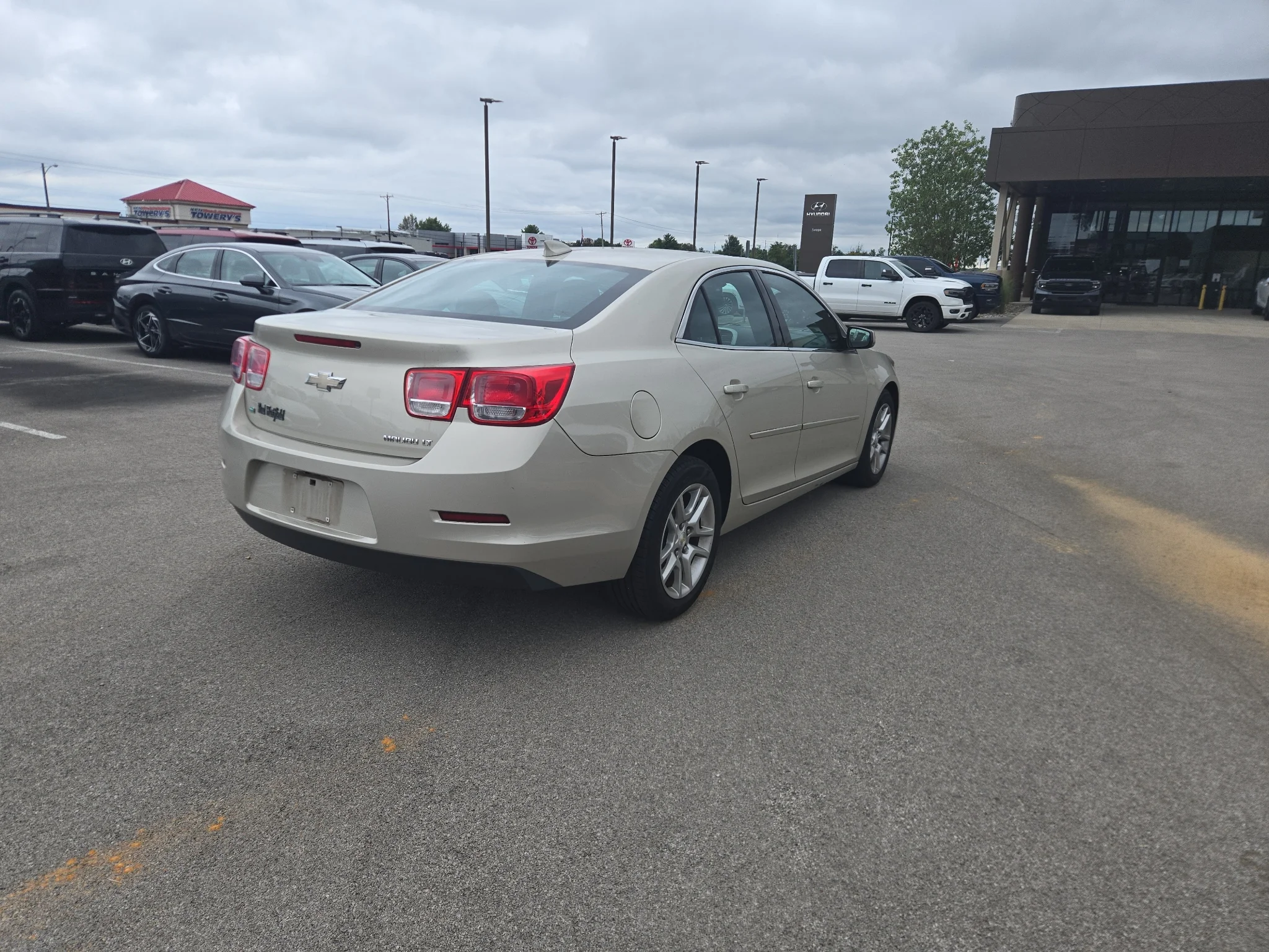 Used 2016 Champagne Silver Metallic Chevrolet LT image 3