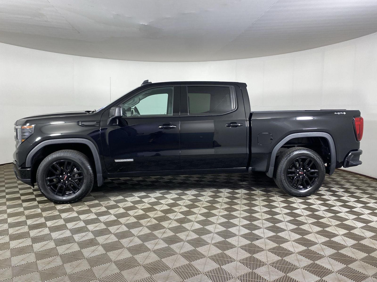 Used 2024 Onyx Black GMC Elevation image 4