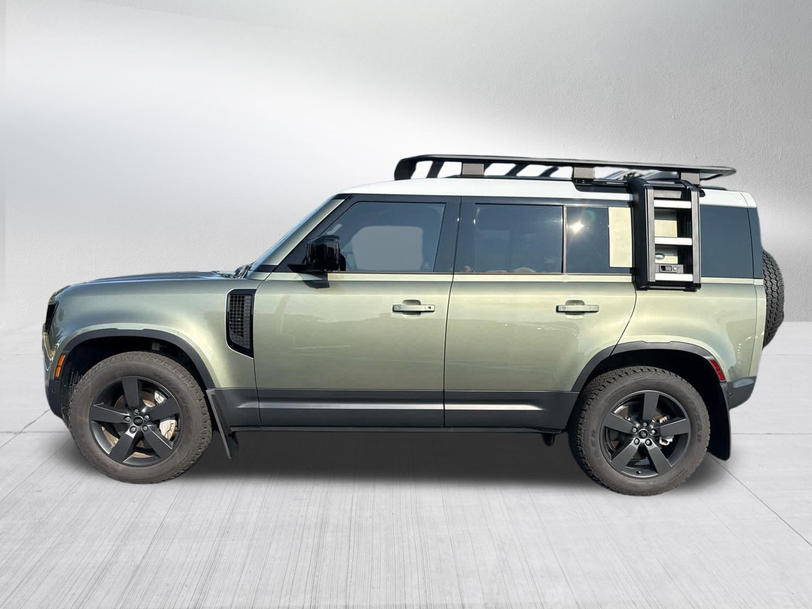 Used 2024 Pangea Green Metallic Land Rover S image 2