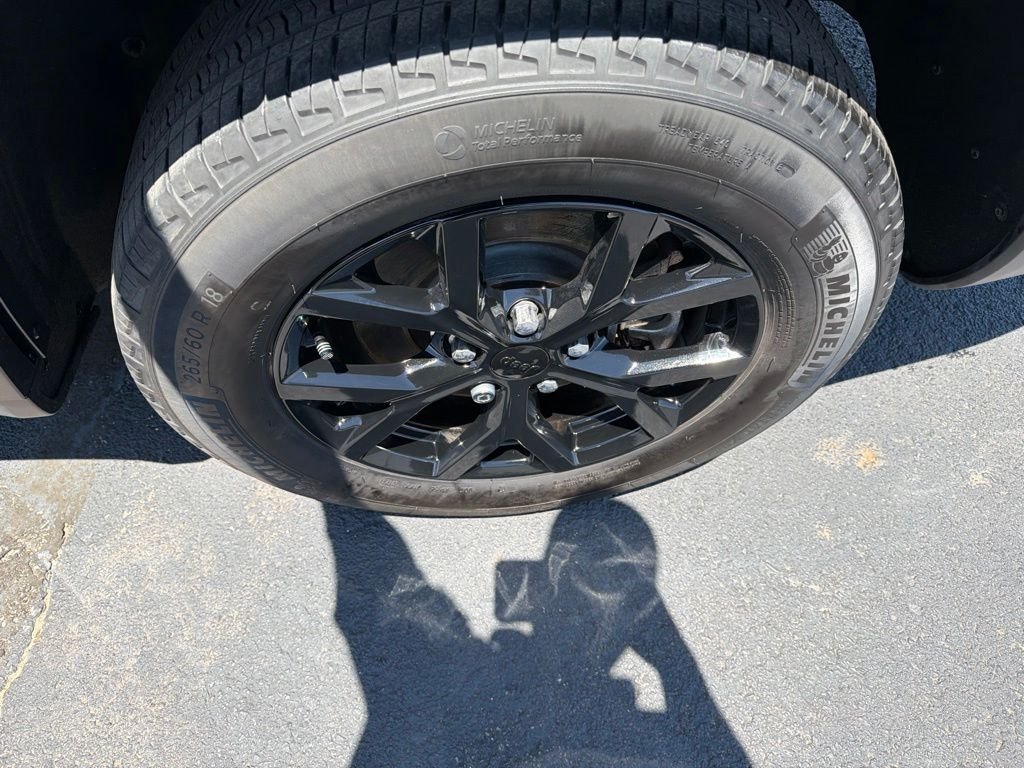 Used 2024 Gray Jeep Altitude image 11