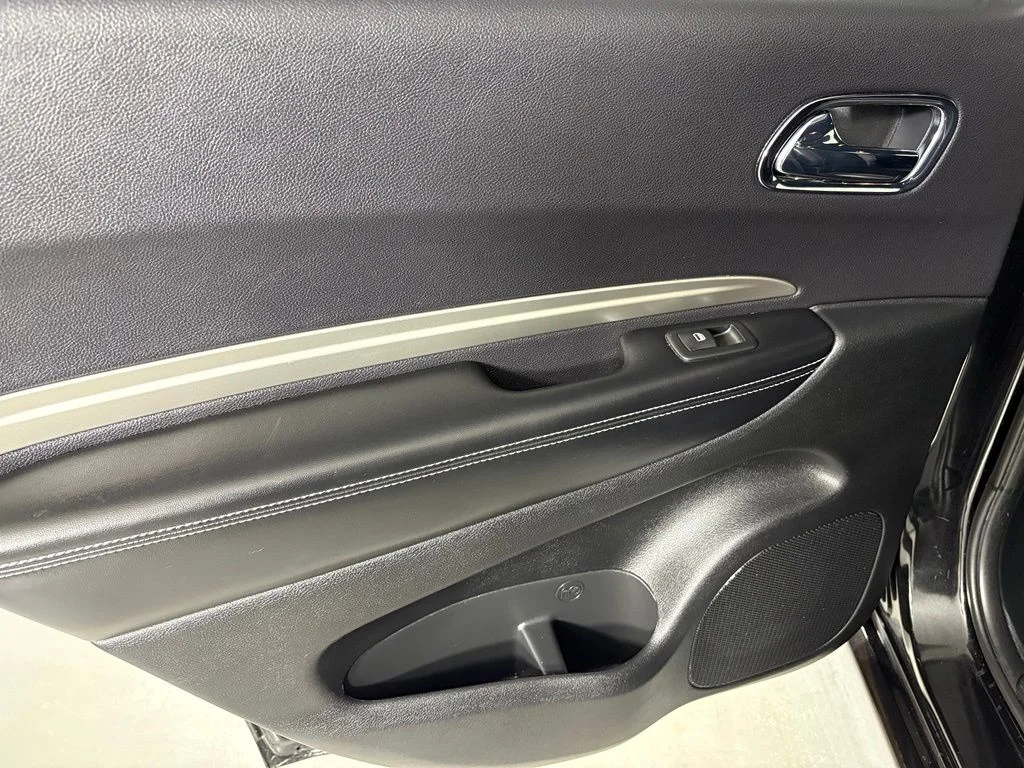 Used 2015 Black Dodge SXT image 35