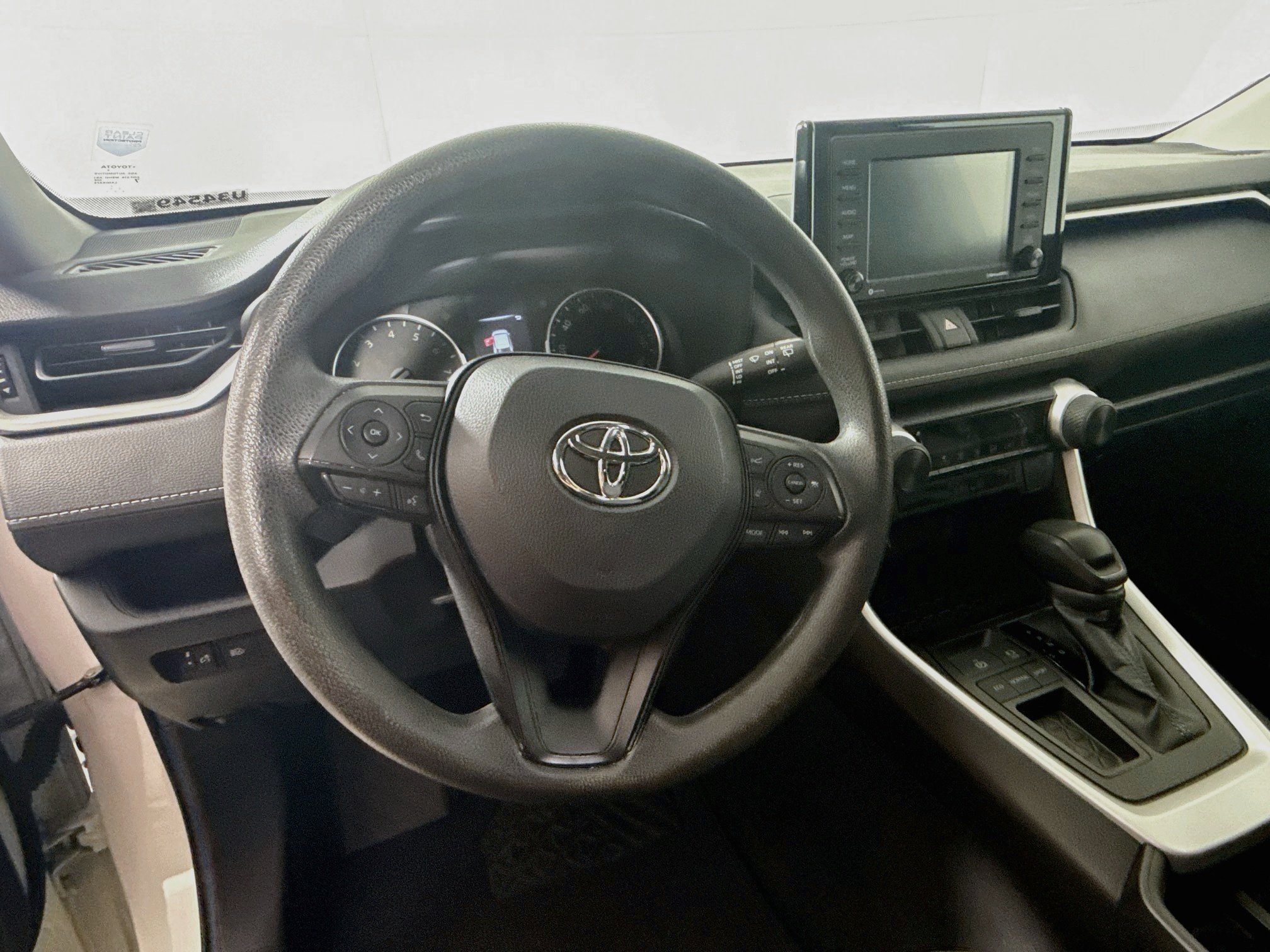 Used 2022 White Toyota LE image 11