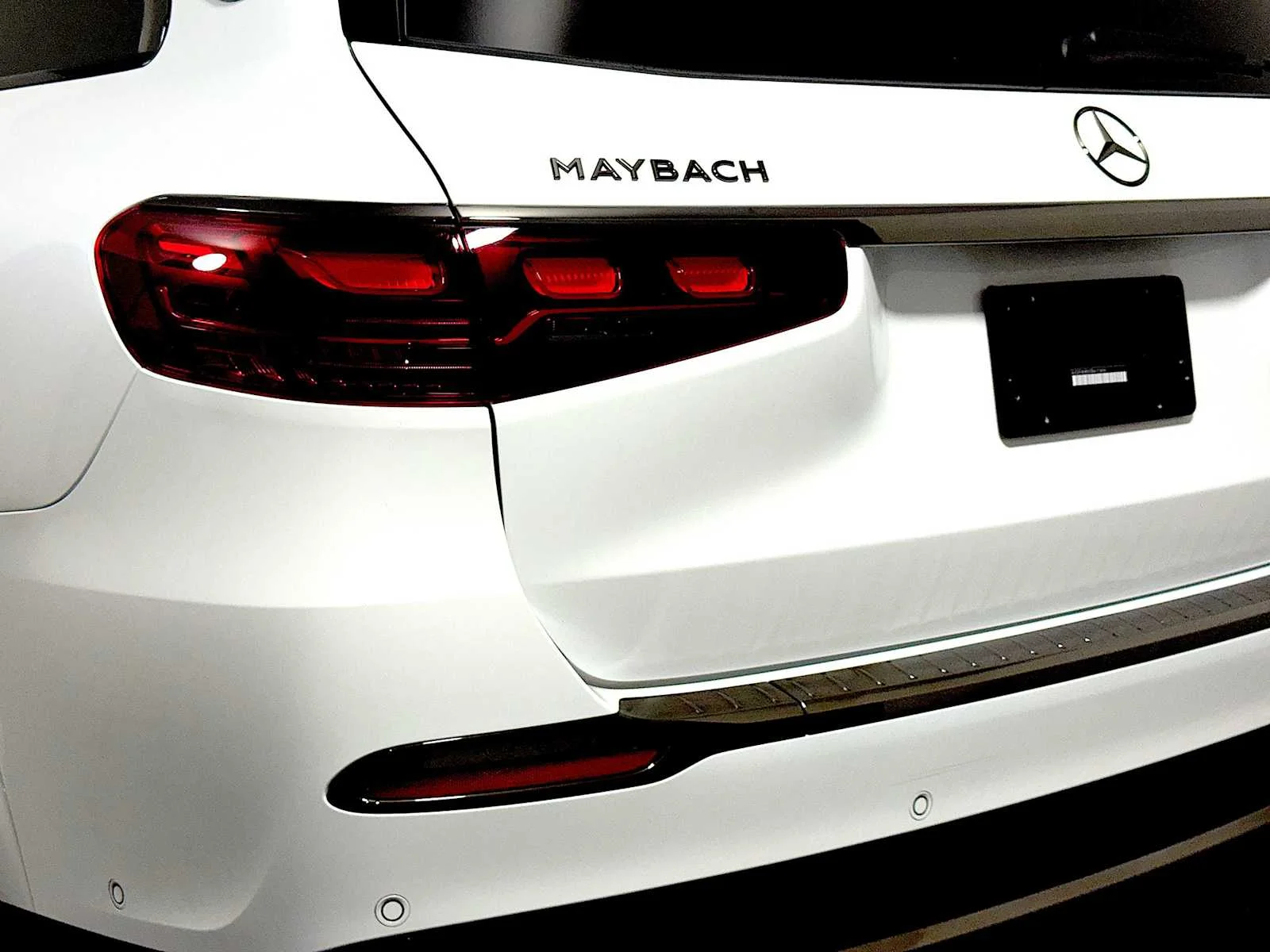Used 2025 MANUFAKTUR Moonlight White Metallic Mercedes-Benz Maybach GLS 600 image 27