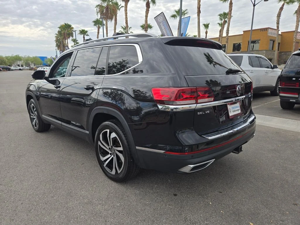Used 2021 Black Volkswagen SEL Premium image 4
