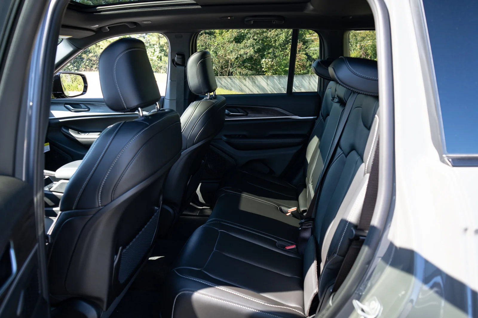New 2027 Sting-Gray Clear-Coat Paint Jeep Limited image 19