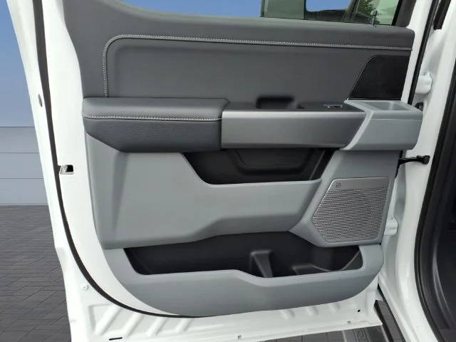 New 2027 Oxford White Ford F-250® XLT image 38