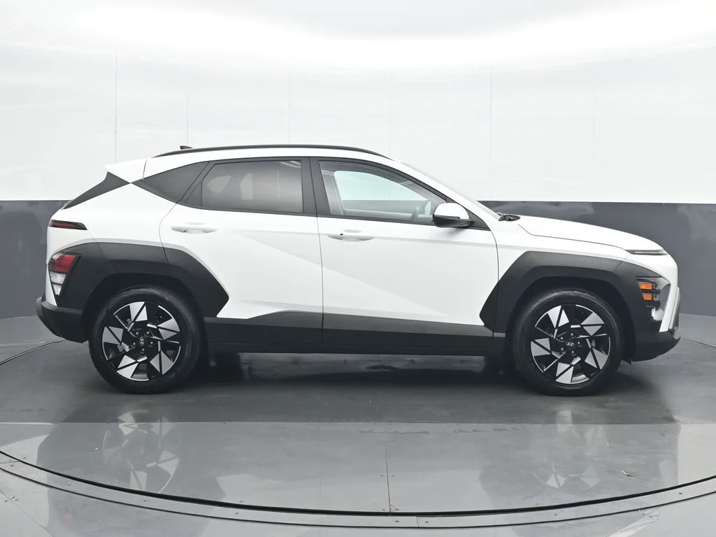 Used 2025 White Hyundai SEL image 7