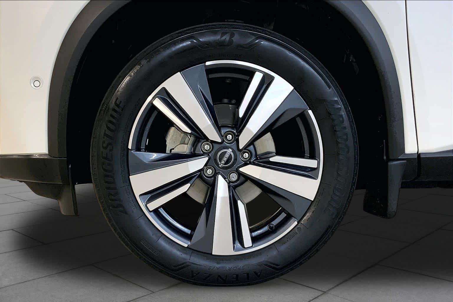 Used 2022 Pearl White Tricoat Nissan SL image 10