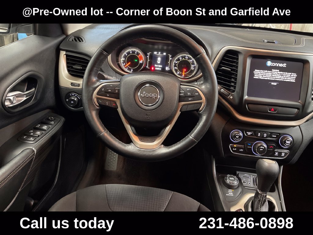 Used 2016  Jeep LATITUDE image 17