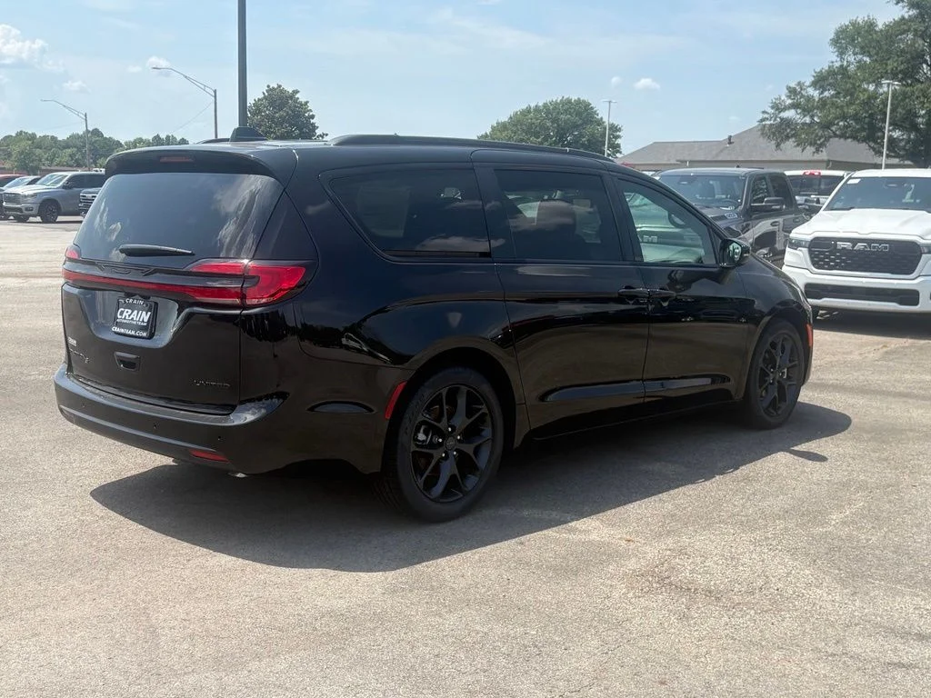 New 2027 Diamond Black Crystal Pearl-Coat Exterior Paint Chrysler Limited image 8