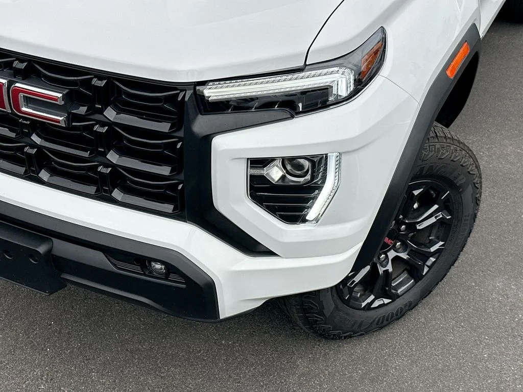 Used 2025 White GMC Elevation image 16