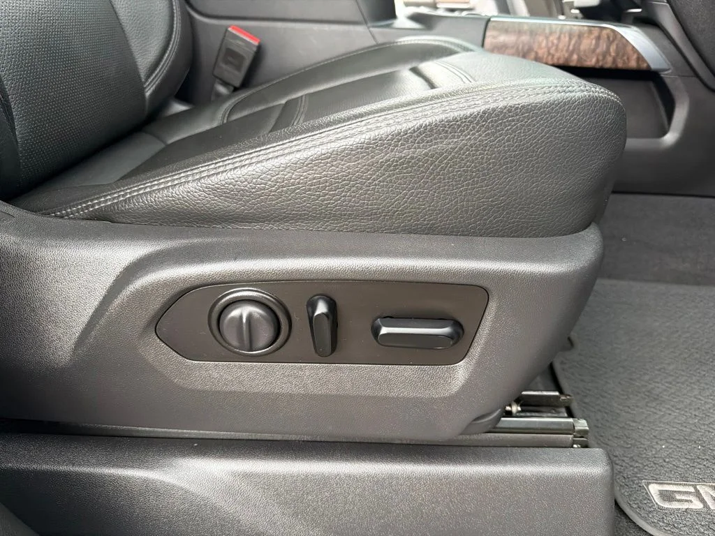 Used 2020 White GMC Denali image 25