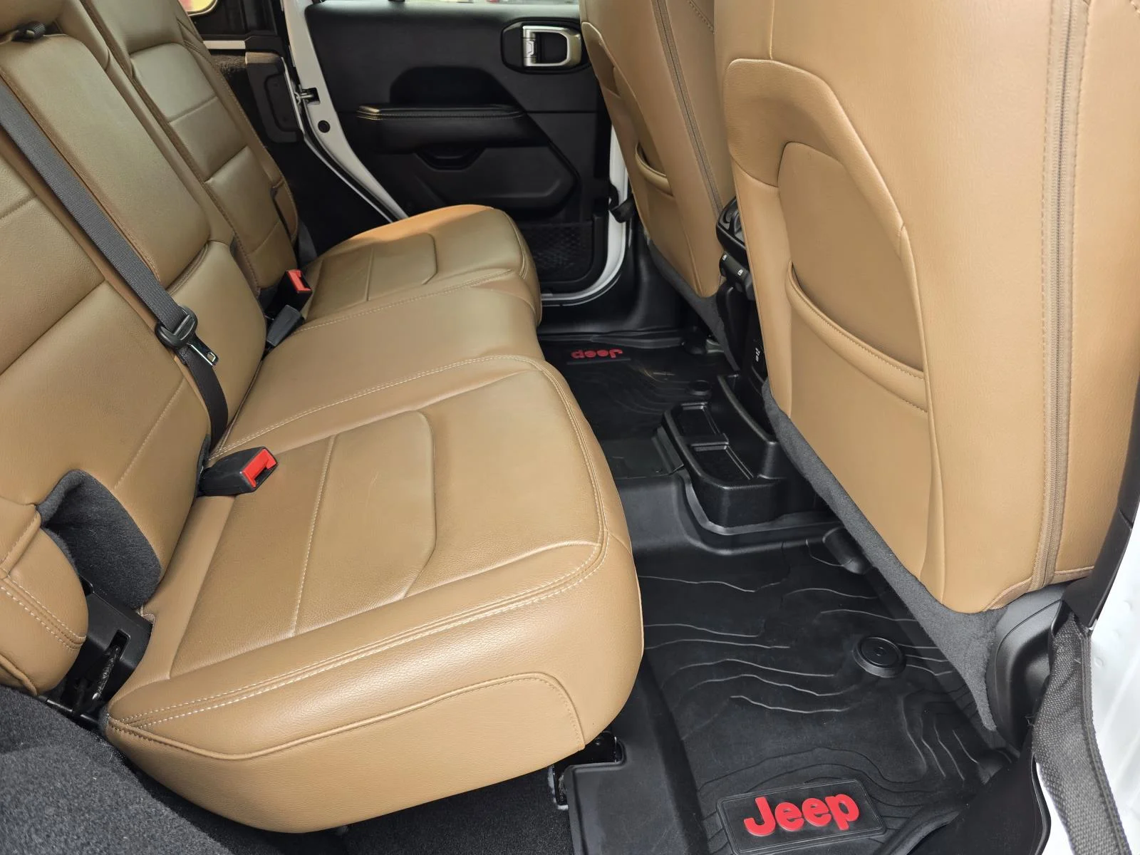 Used 2020 Bright White Clearcoat Jeep Sahara image 19